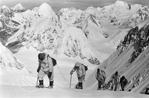 △1960年5月，中國登山隊隊員在海拔7150米的冰雪坡上行進(jìn)。