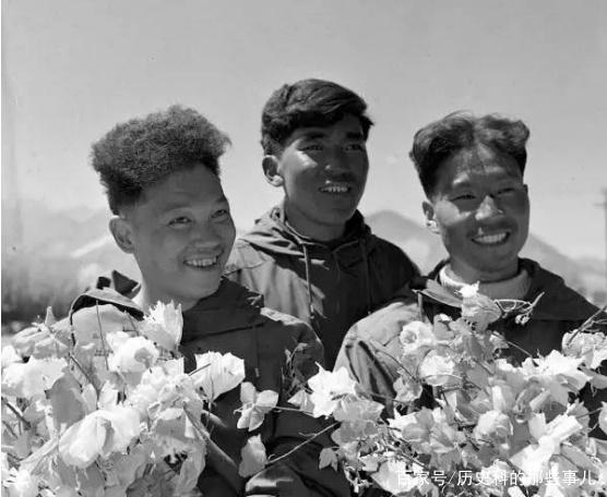 △1960年5月25日凌晨4點20分，中國登山隊隊員成功登上珠穆朗瑪峰。（右起）王富洲、貢布（藏族）和屈銀華。